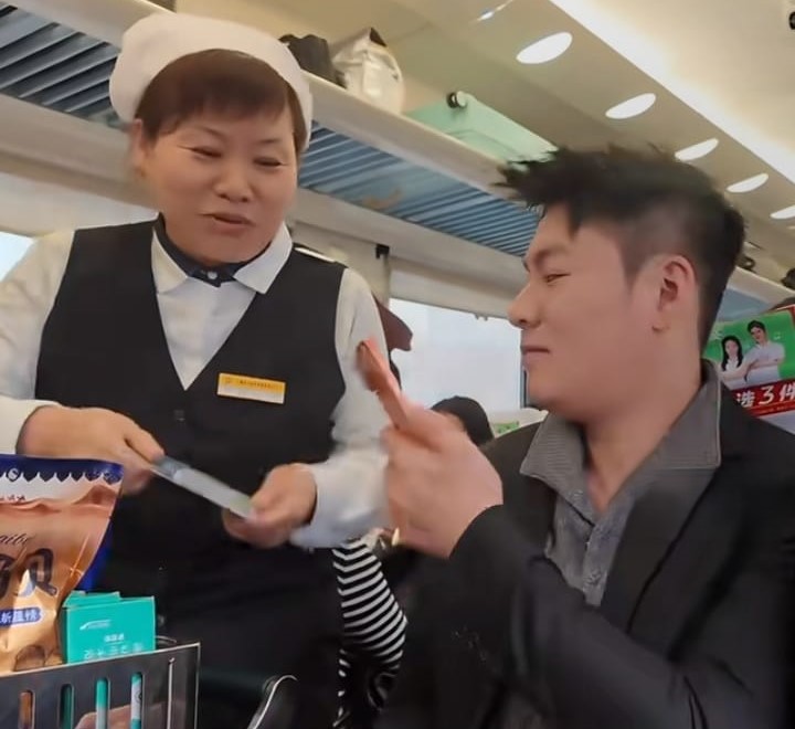 劉回堅持付錢。小紅書@爆火 劉回堅持付錢。小紅書@爆火