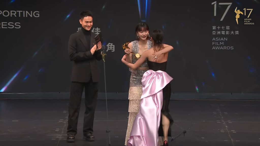 梁雍婷兴奋得冲上台拥抱颁奖的袁澧林。