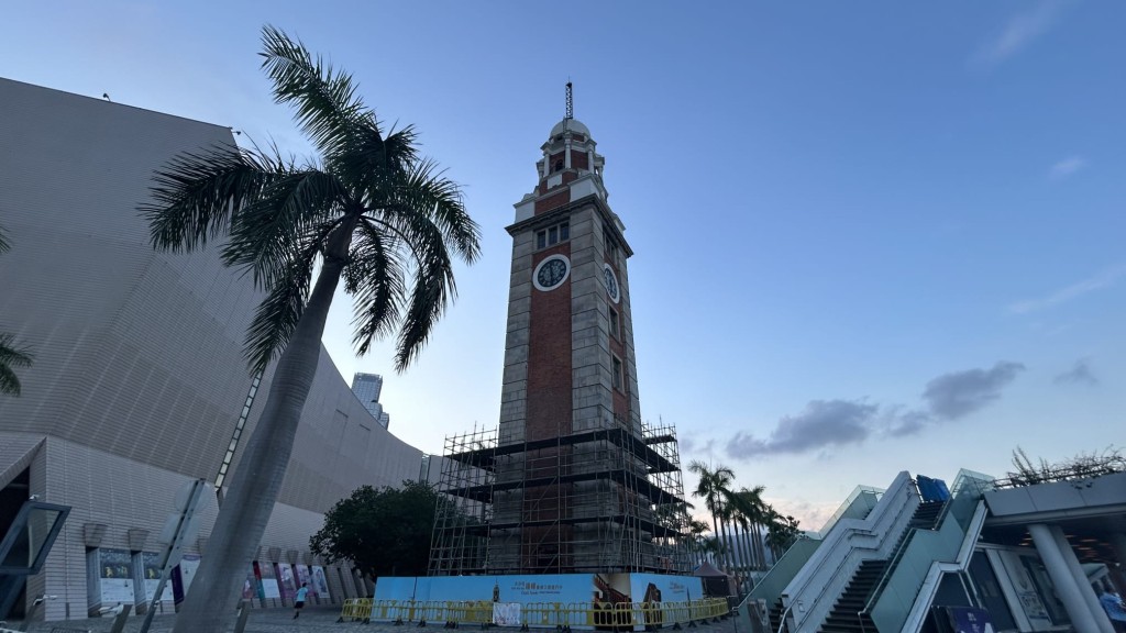 日間極端酷熱,市區最高氣溫約35度,新界再高一兩度。蔡楚輝攝 日間極端酷熱,市區最高氣溫約35度,新界再高一兩度。蔡楚輝攝