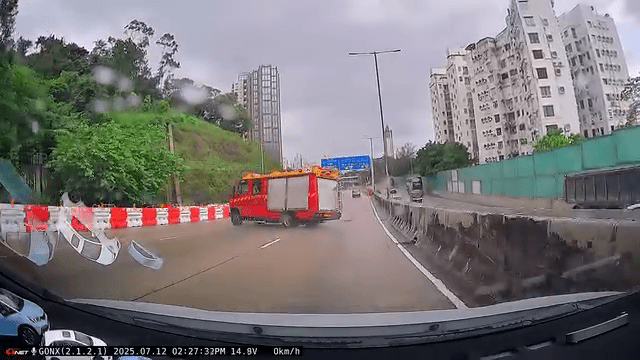 所幸當時前方兩旁道路未有其他車輛。 所幸當時前方兩旁道路未有其他車輛。