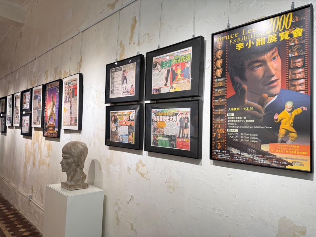 展出李小龍相關剪報。 展出李小龍相關剪報。