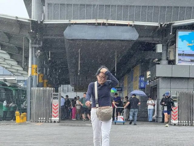 深圳灣口岸的風雨連廊兩段式設計，為旅客擋雨的功能大減。南方+