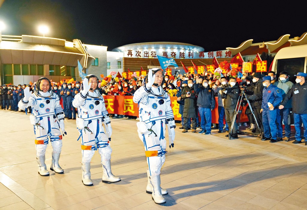 神舟十五號太空人費俊龍（前）、鄧清明（中）及張陸舉行出征儀式。 
