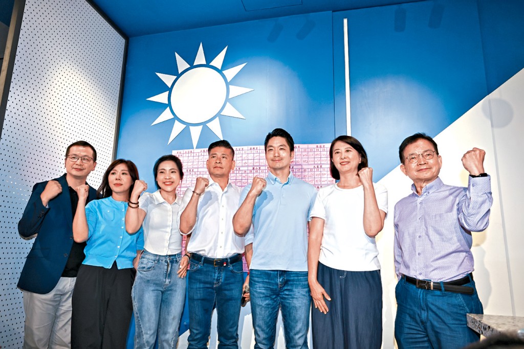 國民黨立委全部守住議席,台北市市長蔣萬安(右3)和立委們振臂合影。