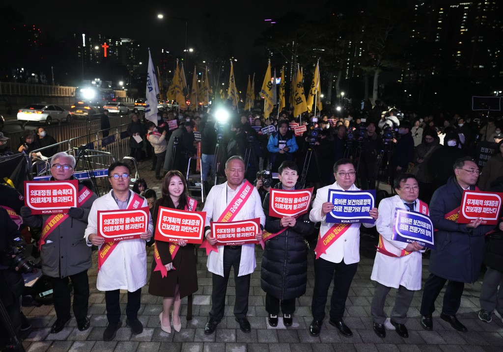 南韓一批醫生在總統府附近集會,抗議政府擴大招收醫科生計畫。美聯社