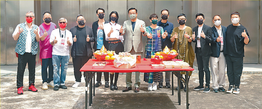 ■爾冬陞等金像獎董事局成員祈求一切順利。 ■爾冬陞等金像獎董事局成員祈求一切順利。