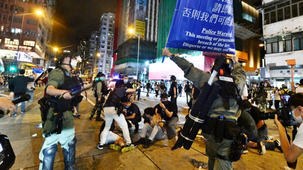 當晚朗豪坊外有人堵路,警方到場制止。資料圖片