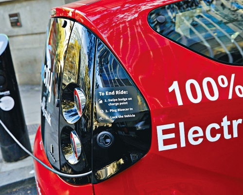 一輛電動車在倫敦使用充電設施充電。