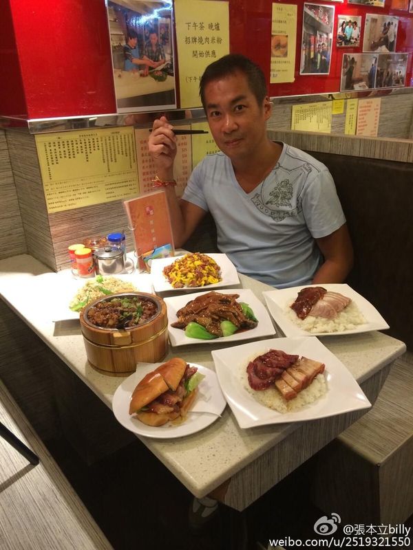 张本立的父亲张锡鹏是汉宝集团的创办人之一，他于1996年接手家族饮食生意。