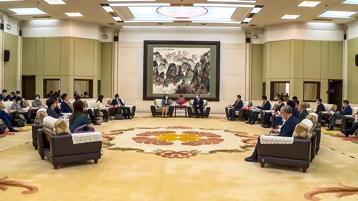 本香港傳媒高層代表獲中共中央政治局委員兼廣東省委書記黃坤明接見。