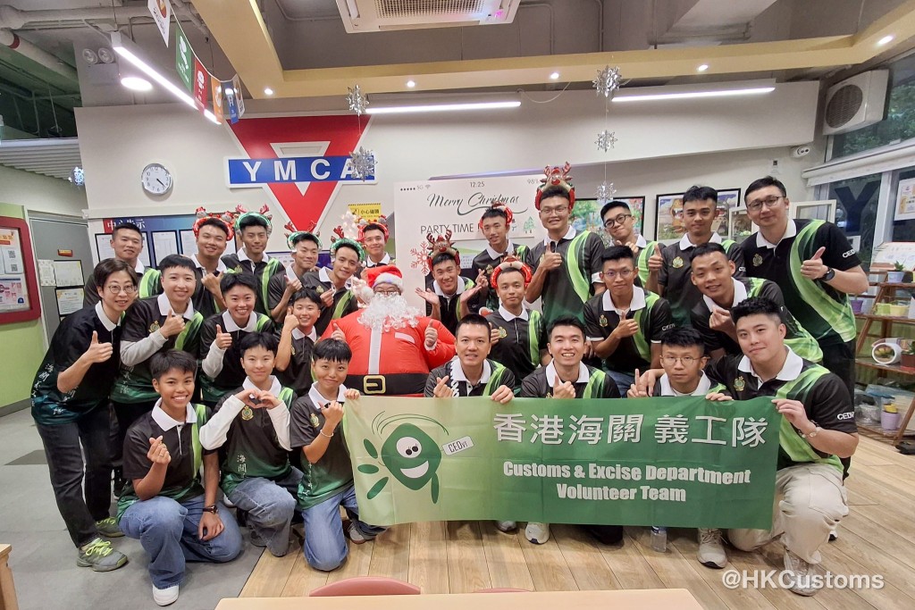 海關義工化身聖誕老人，向小朋友傳遞關愛