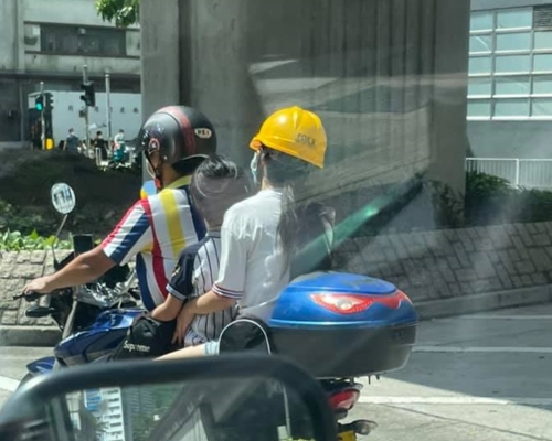 網民指日前有電車車後座乘客疑超載及頭盔不合規格。馬路的事討論區facebook圖片