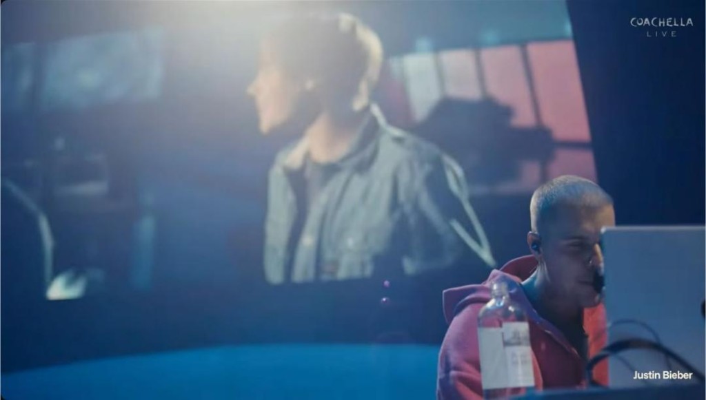 Justin唱《Baby》時,台上播放當年的MV。 Justin唱《Baby》時,台上播放當年的MV。