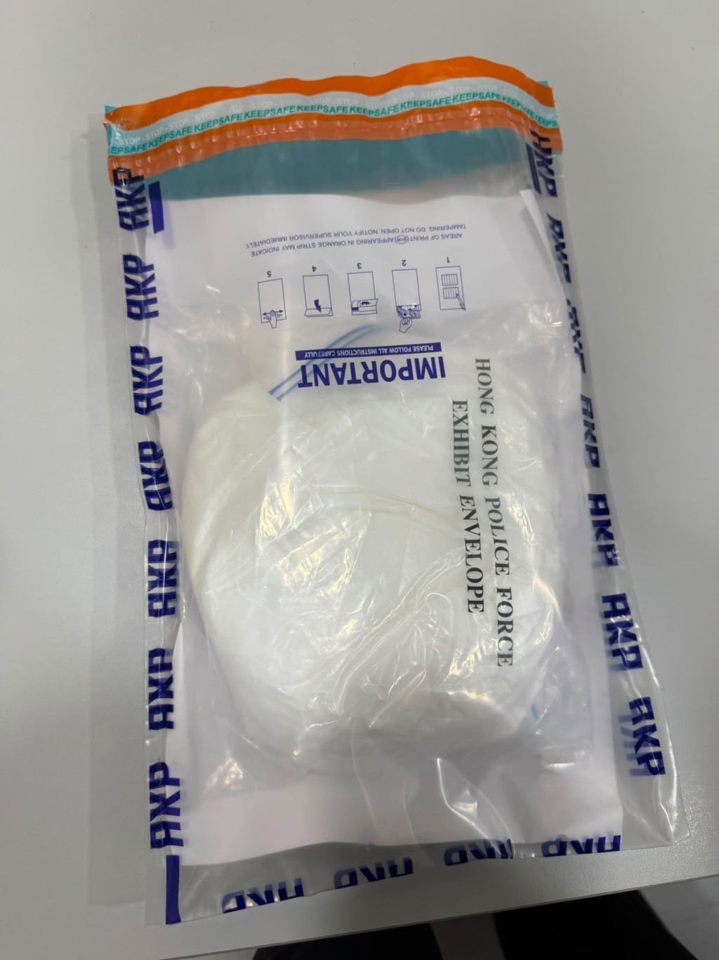 警方檢獲的可卡因共重約3.6公斤,毒品總市值約290萬元。 警方檢獲的可卡因共重約3.6公斤,毒品總市值約290萬元。