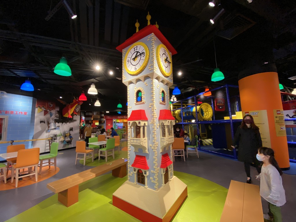 園區中間有一個LEGO大笨鐘，設有裝置會報時。 