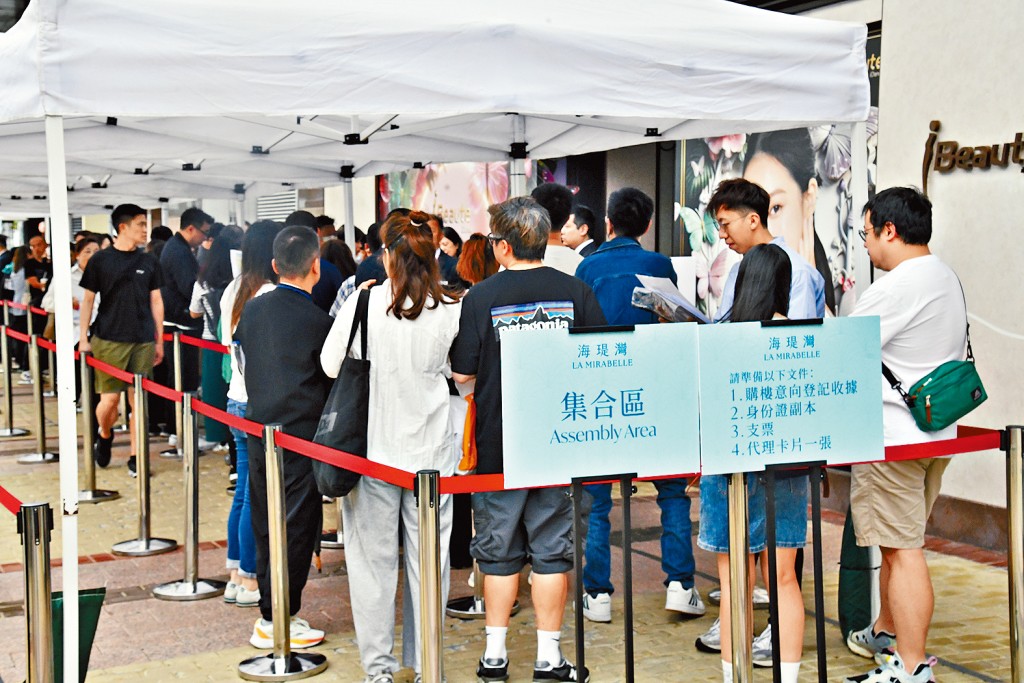 將軍澳日出康城海瑅灣I承接首輪銷售旺勢，昨日仍有大批準買家到場揀樓，氣氛不俗。