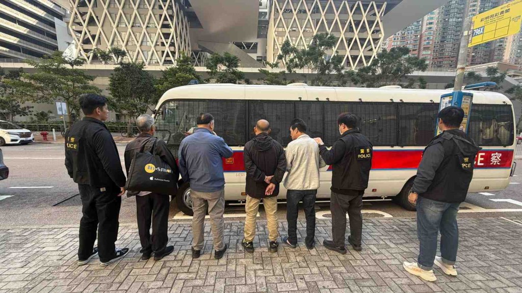 警將軍澳彩明苑冚賭拘4漢 檢啤牌及賭款。警方圖片