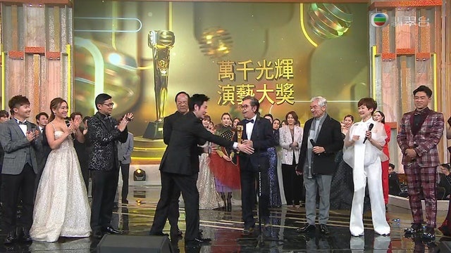 姜大衛年前得「萬千光輝演藝大獎」,由狄龍頒獎,二人互動極少。 姜大衛年前得「萬千光輝演藝大獎」,由狄龍頒獎,二人互動極少。