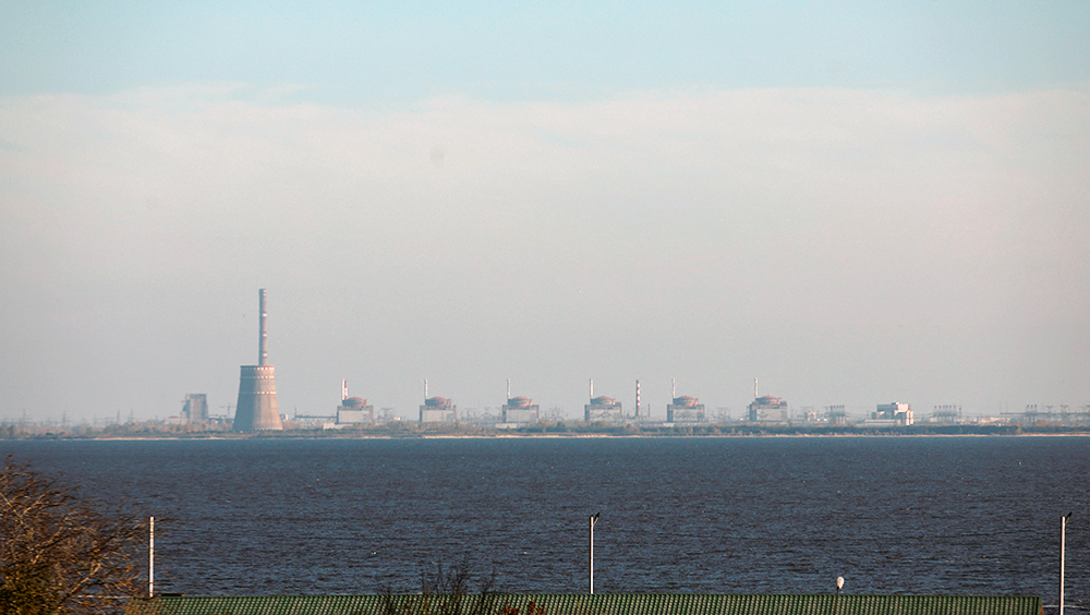 从尼科波尔镇看到的扎波罗热核电厂。路透