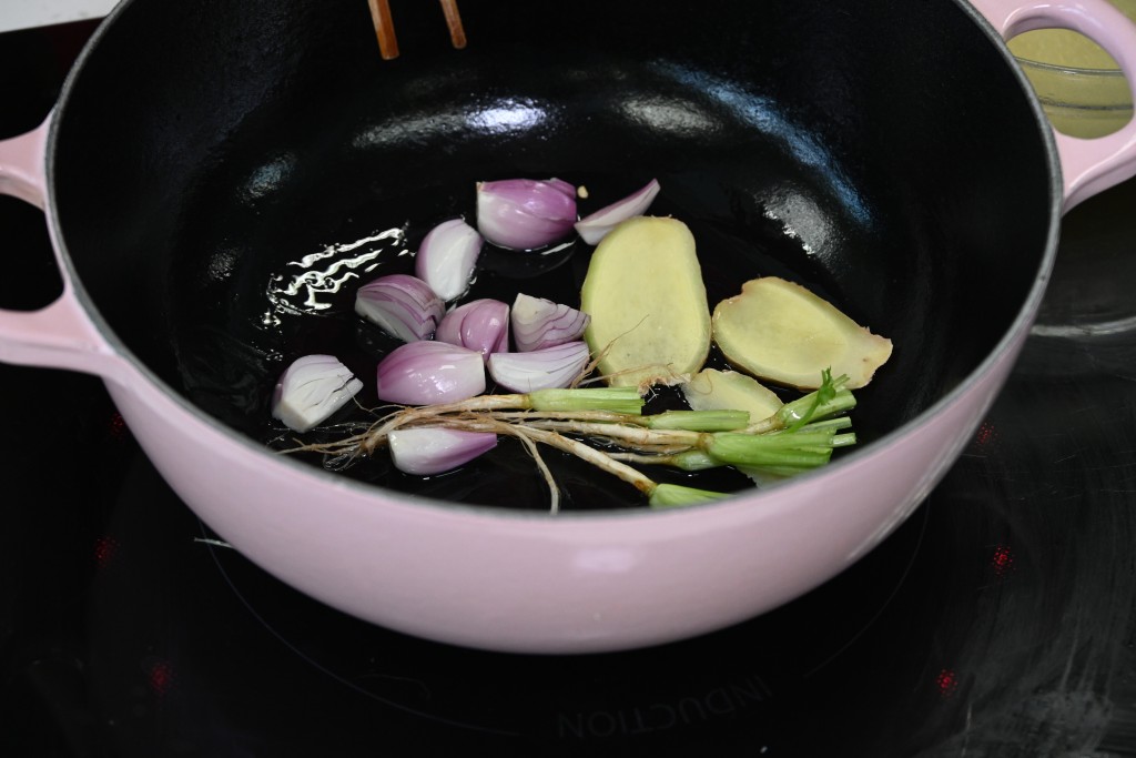 Step 4: 鍋內以中大火燒熱油，加乾蔥、薑和芫荽莖炒香。 Heat oil in a pot over mediumhigh heat, add the shallot, ginger and coriander roots, fry until fragrant.