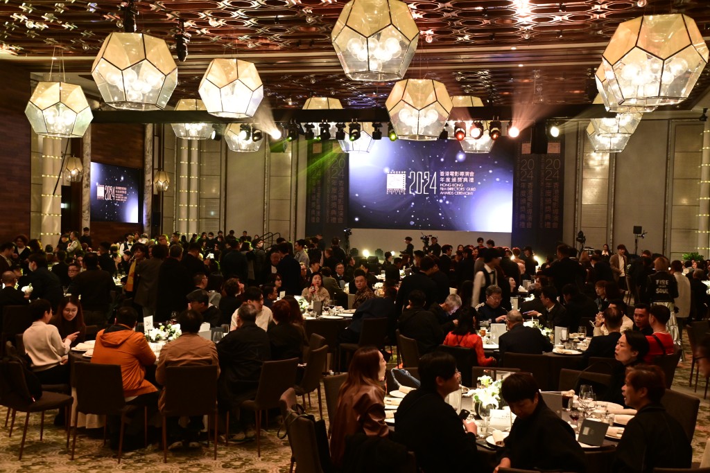影坛年度盛事《香港电影导演会周年晚宴暨颁奖礼》昨晚（15日）隆重举行，现场筵开33席。