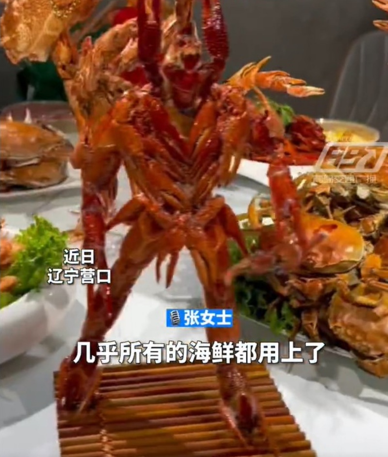張女製作了滿滿一桌子的「蝦兵蟹將」。影片截圖