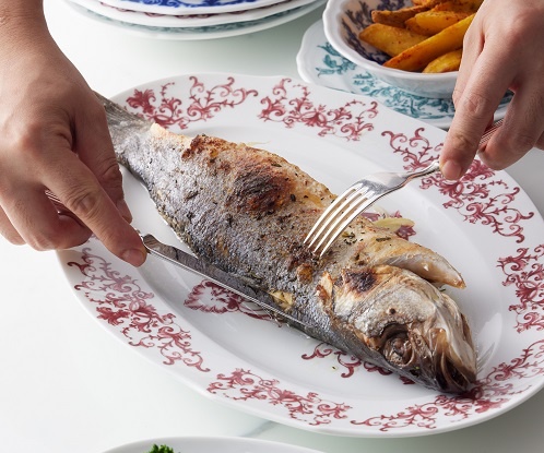 烤焗海鱸魚，深海鱸魚調味後入爐，以高溫烤焗封鎖肉汁，吃起來肉質清甜、鮮香無比。