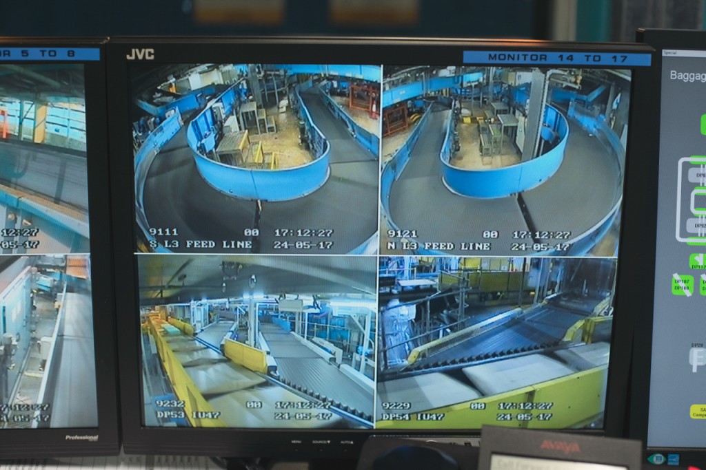 今日今時機場行李處理系統控制室內可實時監察各條輸送帶的情況。香港國際機場
