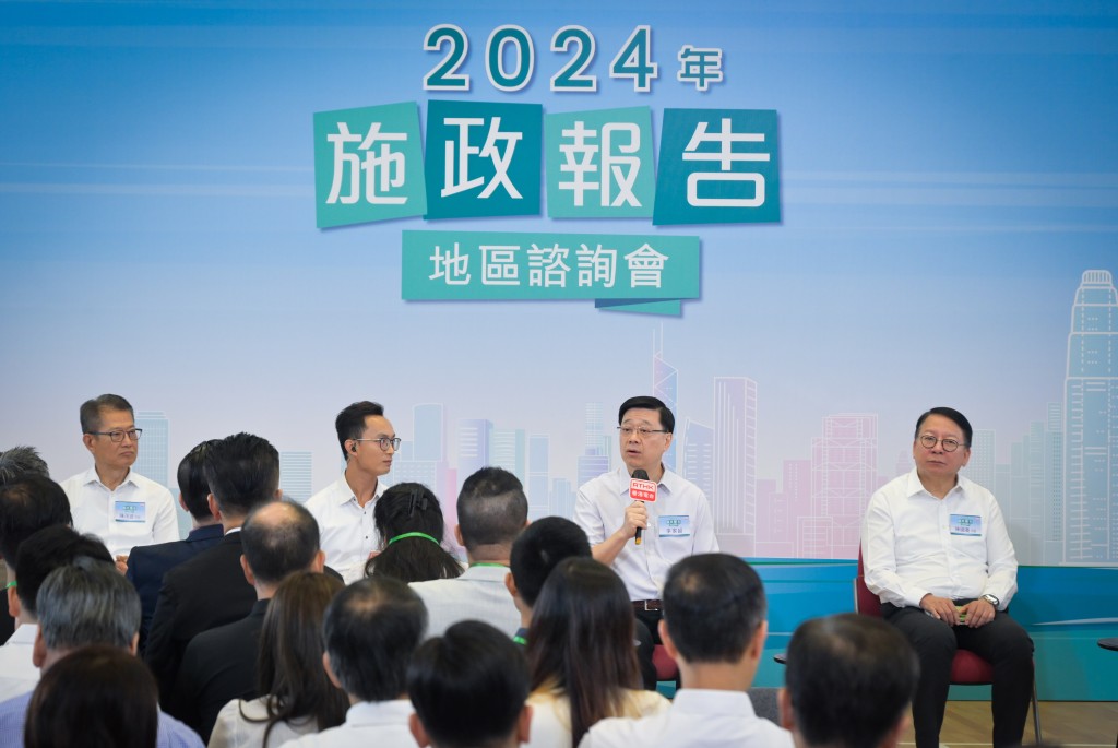 按《施政報告》慣例,李家超每年會出席兩場地區諮詢會。圖為去年情況。 按《施政報告》慣例,李家超每年會出席兩場地區諮詢會。圖為去年情況。