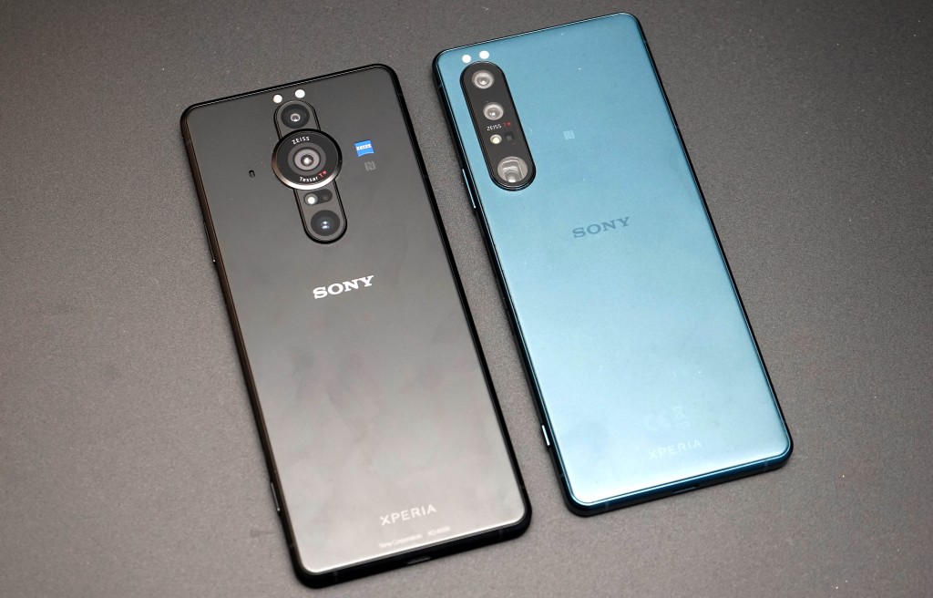 ●Xperia PRO-I(左)的全新12MP三鏡組合移至中央位置,有別Xperia 1 III,當中廣角主鏡更破格用上1吋大底感光元件。