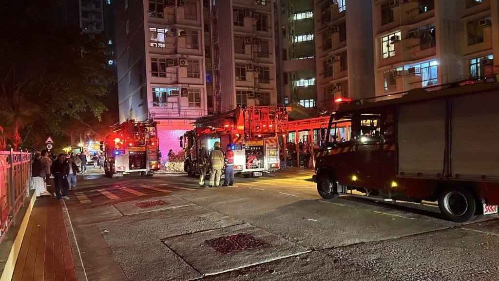 天水圍天澤邨高層單位起火,男戶主燒傷送院,逾400人疏散。蔡楚輝攝 天水圍天澤邨高層單位起火,男戶主燒傷送院,逾400人疏散。蔡楚輝攝