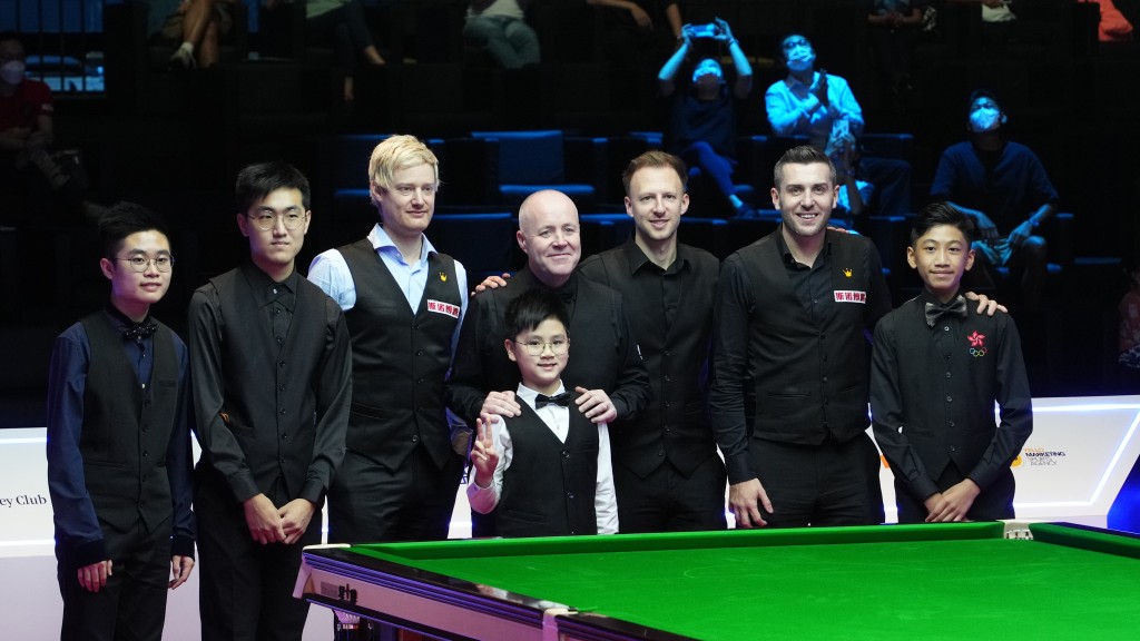 一众球手在表演后，与本地青少年合照。 苏正谦摄