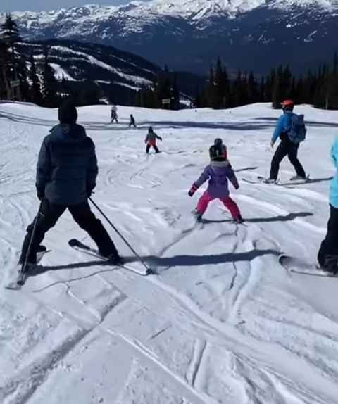 钟嘉欣的两名子女热爱滑雪运动。