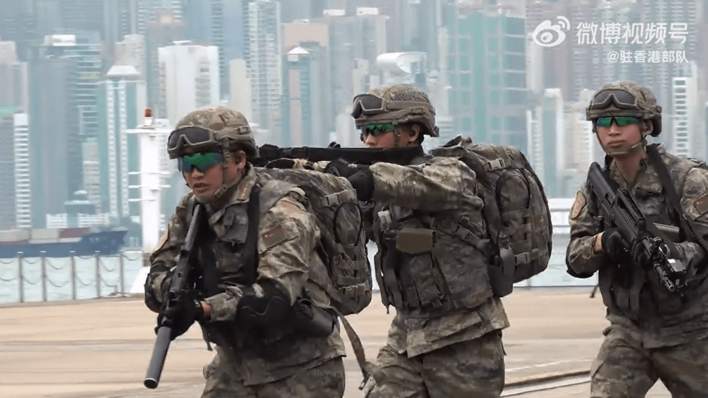 解放軍駐港部隊日前組織今年首次三軍聯合巡邏。解放軍駐港部隊微博