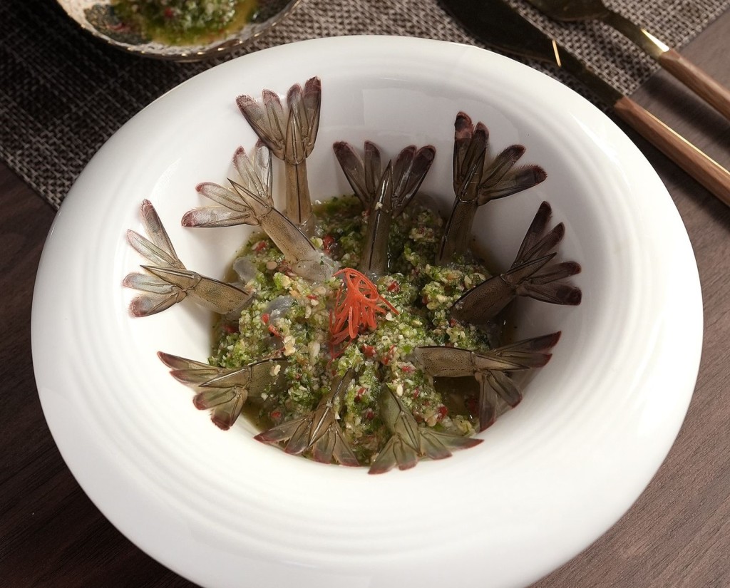 泰國和越南人相信，新鮮香草、青檸及辣椒混合而成的酸辣汁，不但可增加生蝦甜味，還有殺菌功效。