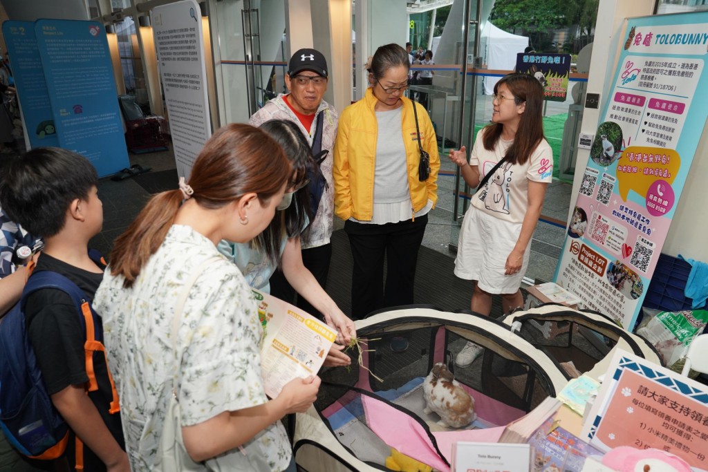 今屆市集繼續聯同多家動物救援機構舉辦領養日，一眾待領養的可愛寵物到場「賣萌」尋家，亦藉此公眾宣傳「領養不棄養」的理念。