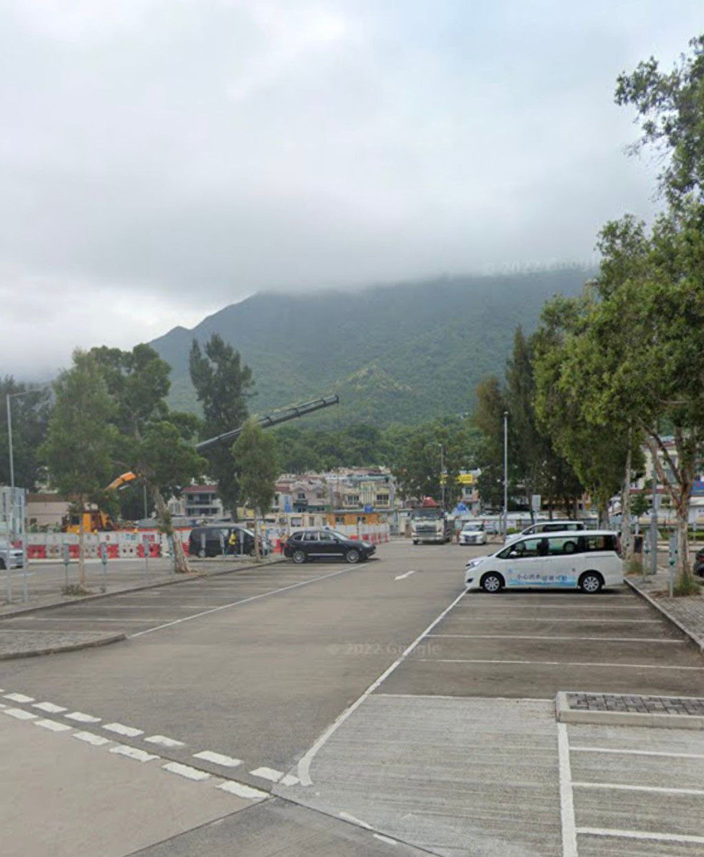 大尾篤郊野公園附近有超大型露天停車場，有近百個泊車位。