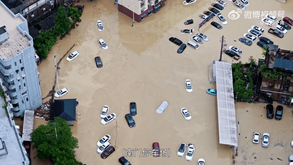 停車場成水池。