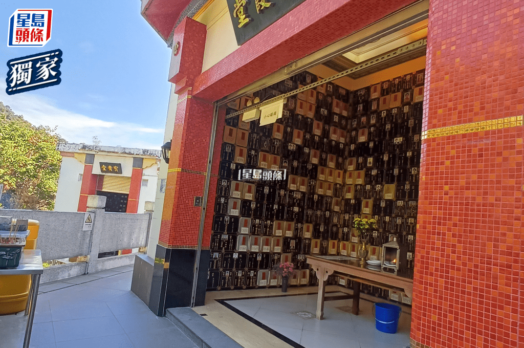 安放龕位的處所未見有安裝閉路電視，相信是為了保障拜祭人士私隱而沒有安裝。 陶法德攝