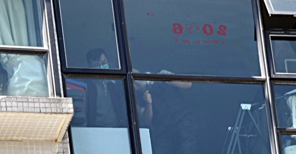 警员在单位调查堕楼原因。杨伟亨摄