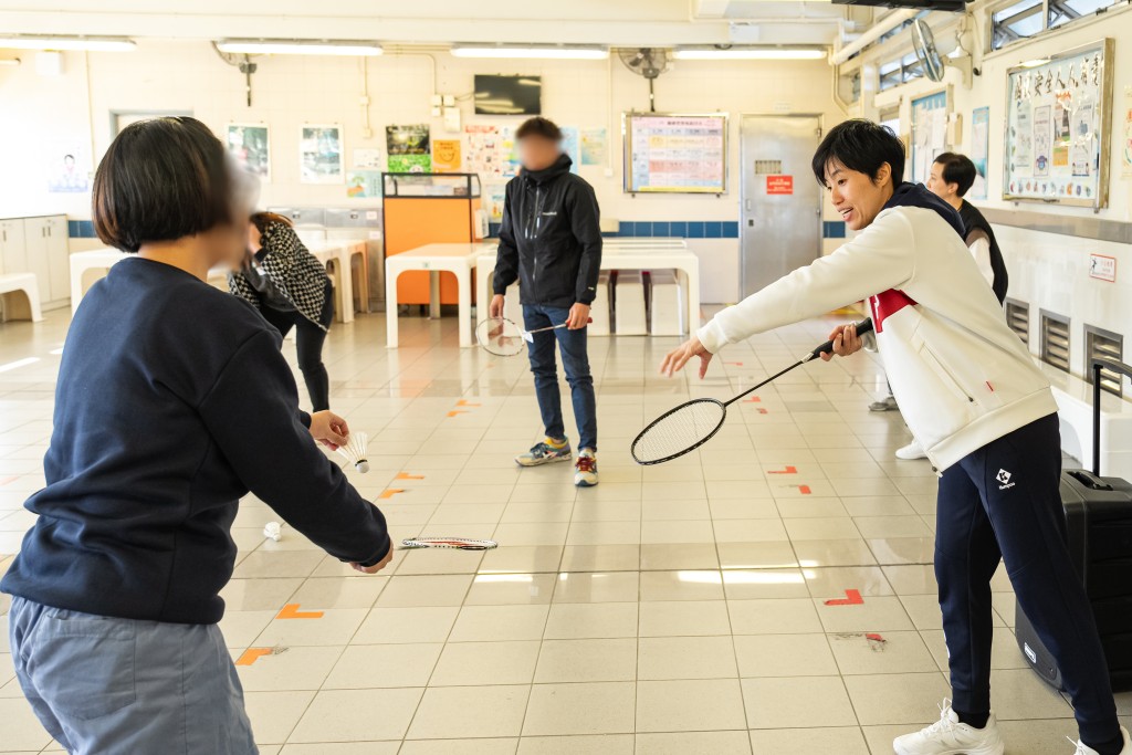 前羽毛球港隊成員葉姵延（黑妹）化身為「友晴TEEN使」，特意來到勵敬懲教所。