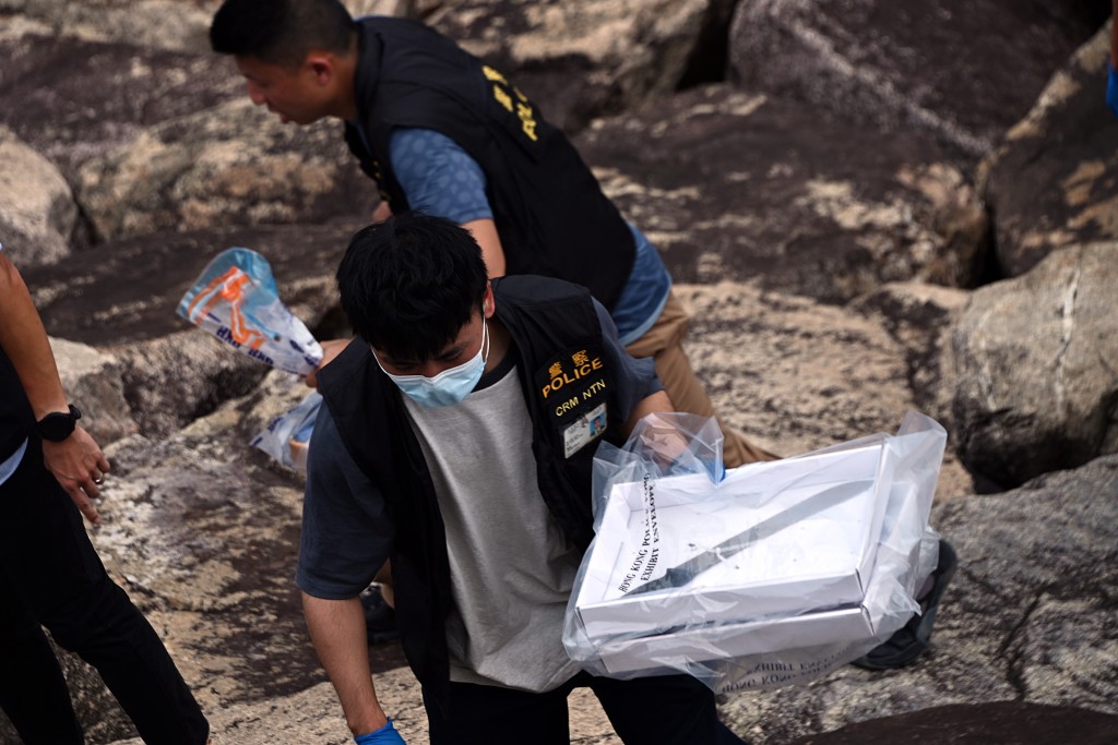 警方在海邊尋獲兩把利刀。梁國峰攝 警方在海邊尋獲兩把利刀。梁國峰攝