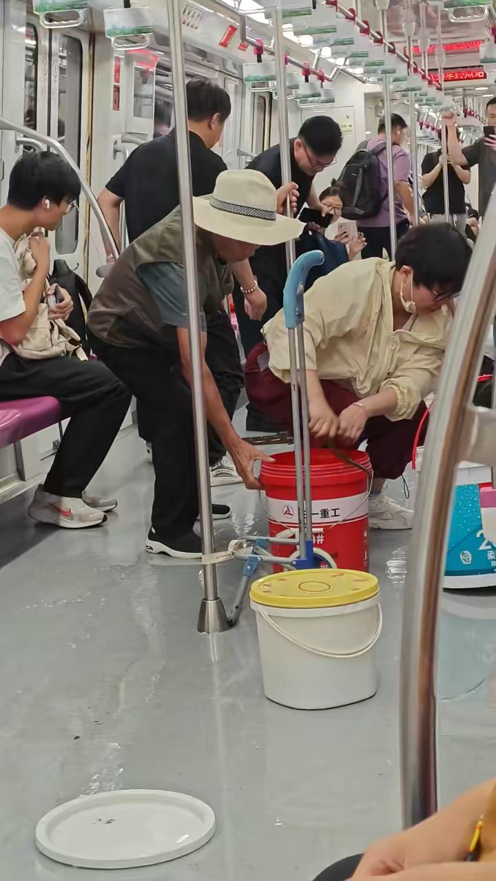 南京一名大叔意外將一桶載有黃鱔的膠桶翻倒。抖音@FIFO 南京一名大叔意外將一桶載有黃鱔的膠桶翻倒。抖音@FIFO