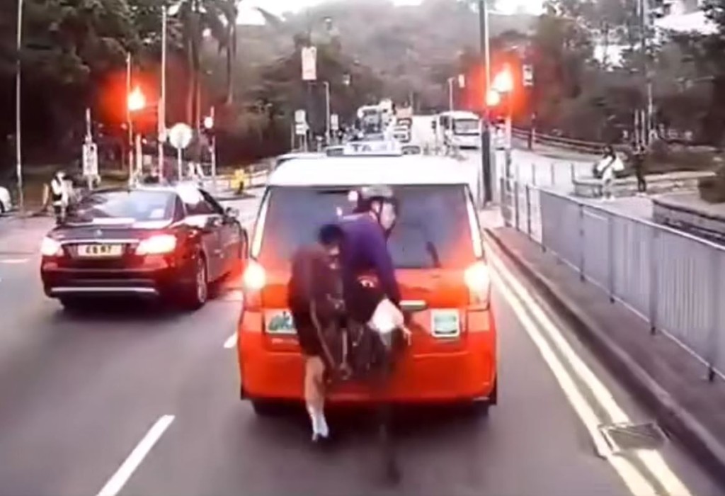 單車男連人帶單車直撞的士車尾。fb車cam L（香港群組）Dennis Pun影片截圖