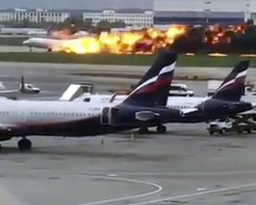 俄羅斯航空客機空中起火。網上圖片