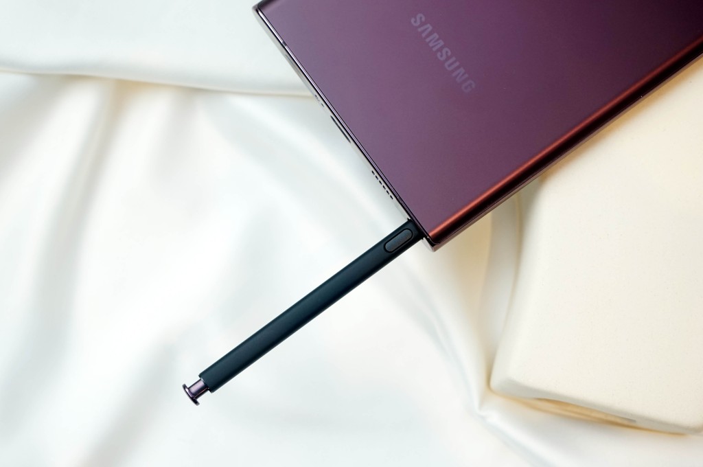 一如Note系列,S22 Ultra的S Pen可以直接收入機身筆槽。 一如Note系列,S22 Ultra的S Pen可以直接收入機身筆槽。