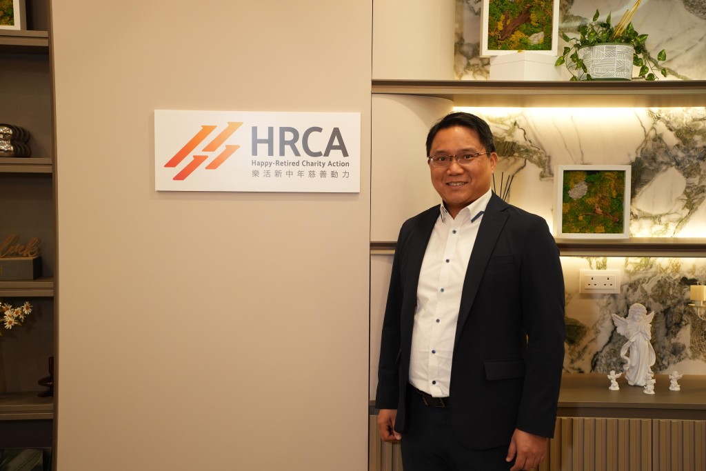 樂活新中年慈善動力董事楊銘賢認為,具豐富工作經驗及判斷力的銀髮職員可發揮自身優勢,並可幫助企業更好地使用AI。 樂活新中年慈善動力董事楊銘賢認為,具豐富工作經驗及判斷力的銀髮職員可發揮自身優勢,並可幫助企業更好地使用AI。