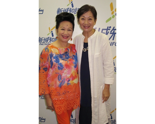鮑姐去電台接受薛家燕訪問。
