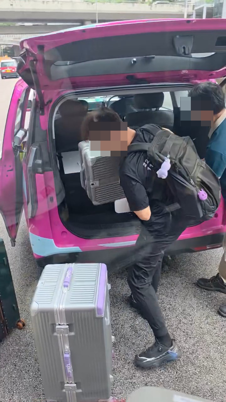 的士司機落車協助一男一女乘客搬出行李箱。fb「車cam L(香港群組)」文迪片段截圖 的士司機落車協助一男一女乘客搬出行李箱。fb「車cam L(香港群組)」文迪片段截圖