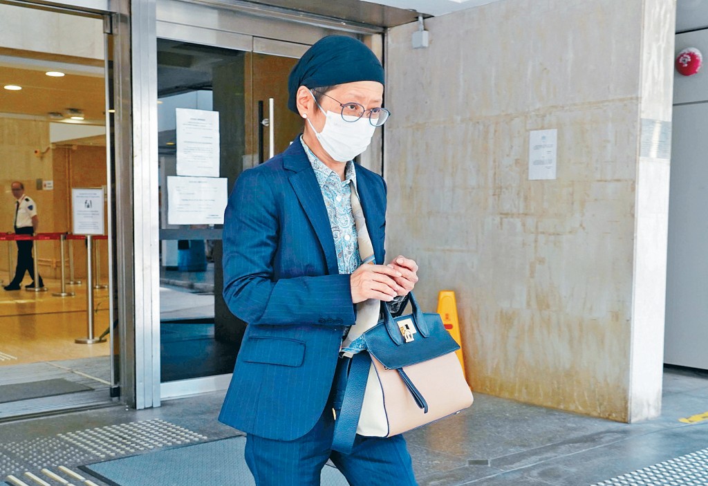周莉莉表示，對被告方將父親周亦卿的私人物件呈堂感到氣憤。